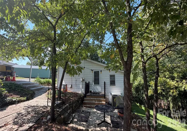 Photo 3 of Single family home for sale at 209 Auten Cir, Mount Holly, NC 28120 | MLS# 4414320 | Listing updated on 2026-10-04