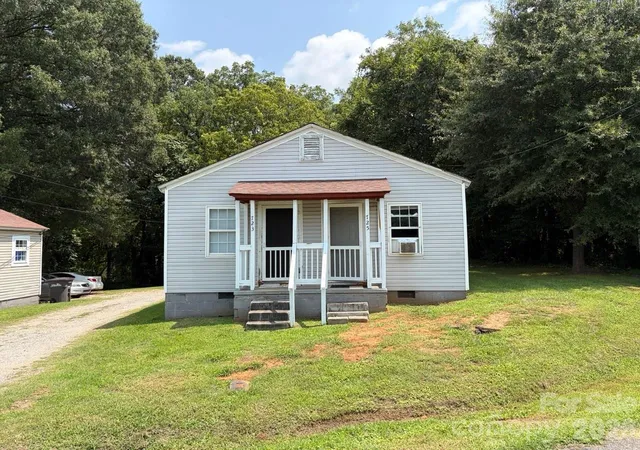Photo 1 of Multi family home for sale at 723 Hunt St, Statesville, NC 28677 | MLS# 4414333 | Listing updated on 2026-08-21