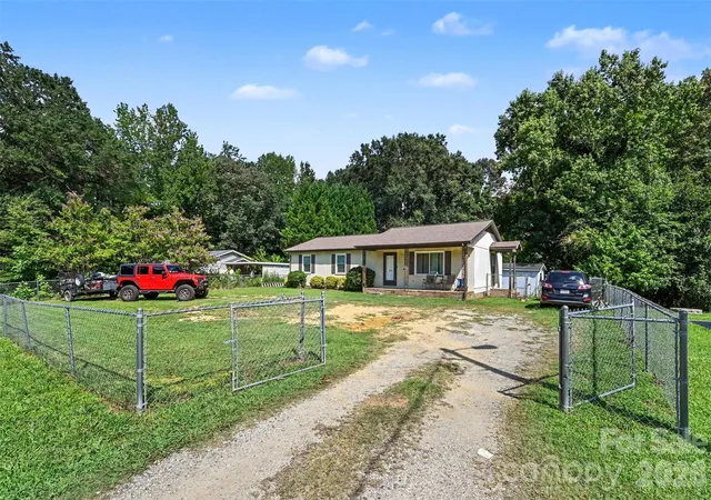 Photo 3 of Single family home for sale at 808 E Chestnut St, Stanley, NC 28164 | MLS# 4414388 | Listing updated on 2026-09-30