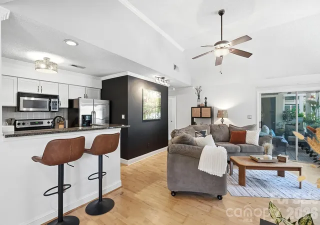 Listing Photo 4 - Condo for sale in building located at 2510 Cranbrook Ln, Charlotte, NC 28207 - Unit #6