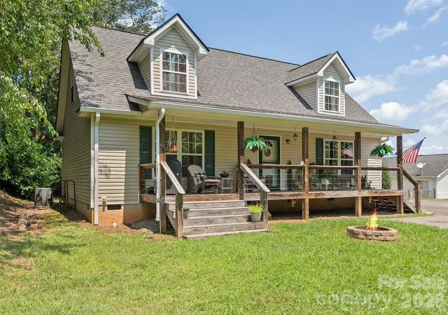 Photo 3 of Single family home for sale at 14 Folsom Dr, Candler, NC 28715 | MLS# 4414461 | Listing updated on 2026-10-04