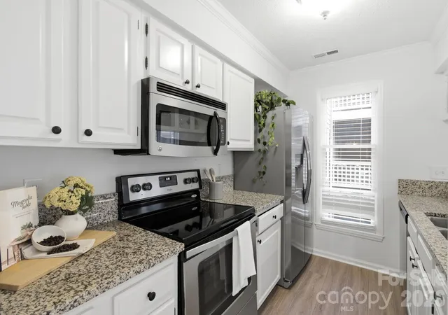 Listing Photo 4 - Condo for sale in building located at 308 Queens Rd, Charlotte, NC 28204 - Unit #32
