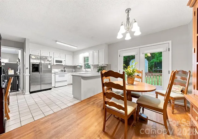 Photo 4 of Single family home for sale at 3933 Mattingly Dr, Hickory, NC 28602 | MLS# 4414536 | Listing updated on 2026-08-27