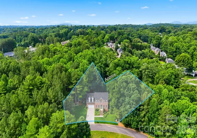 Photo 3 of Single family home for sale at 6253 Riviera Run Ests Dr, Hickory, NC 28601 | MLS# 4414547 | Listing updated on 2026-09-26
