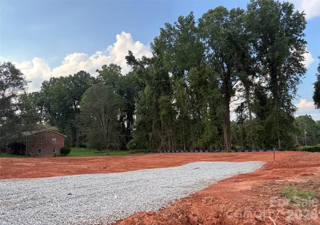 Photo 2 of Single family home for sale at 183 Bevis Ln, Statesville, NC 28677 | MLS# 4414559 | Listing updated on 2026-08-15
