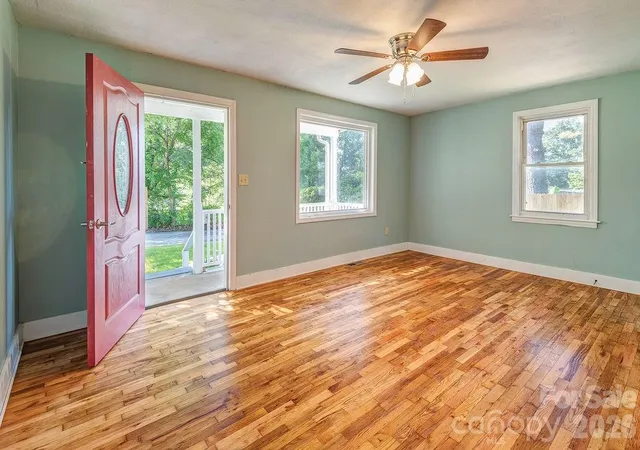 Photo 3 of Single family home for sale at 4 La Rue St, Asheville, NC 28806 | MLS# 4414587 | Listing updated on 2026-09-24