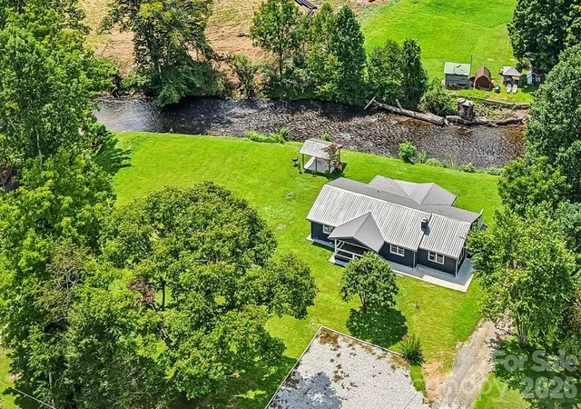 Photo 3 of Single family home for sale at 241 E Deep Crk Rd, Bryson City, NC 28713 | MLS# 4414613 | Listing updated on 2026-09-24
