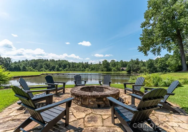 Listing Photo 2 - Condo for sale in building located at 47 Ridgetop Cir, Brevard, NC 28712 - Unit #202