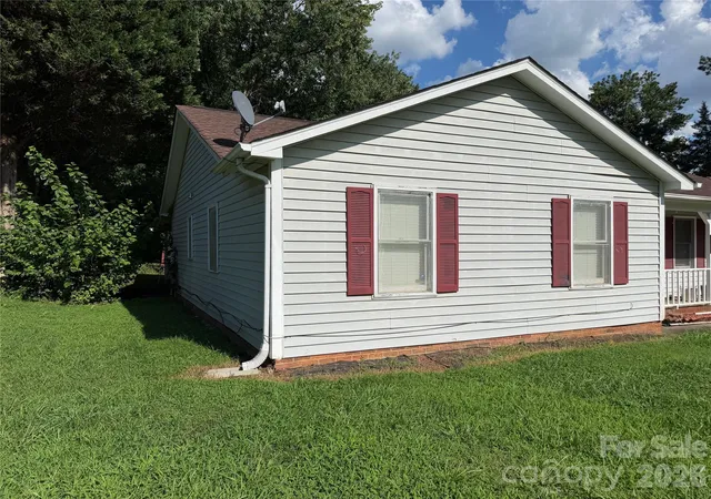 Photo 2 of Single family home for sale at 5124 Poplar Springs Dr, Charlotte, NC 28269 | MLS# 4414665 | Listing updated on 2026-08-25