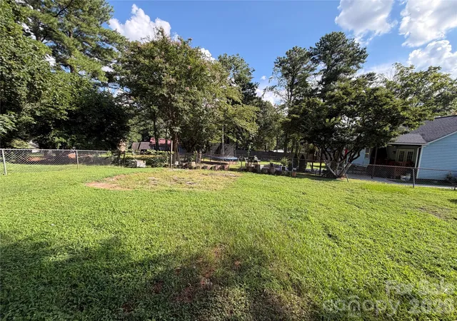 Photo 10 of Single family home for sale at 5124 Poplar Springs Dr, Charlotte, NC 28269 | MLS# 4414665 | Listing updated on 2026-08-25