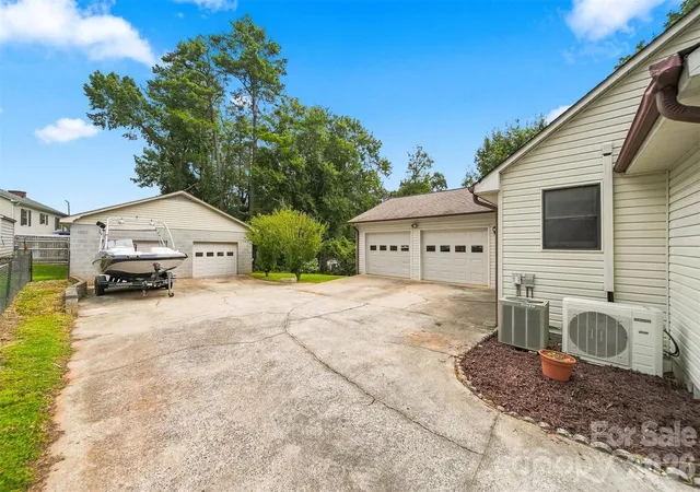 Photo 3 of Single family home for sale at 512 Garrou Ave Se, Valdese, NC 28690 | MLS# 4414667 | Listing updated on 2026-09-25