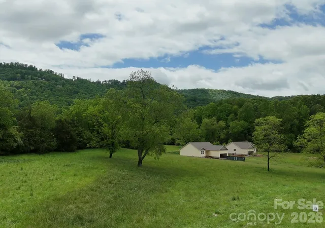 Photo 4 of Single family home for sale at 53 Meadow Ridge Rd, Franklin, NC 28734 | MLS# 4414671 | Listing updated on 2026-10-17