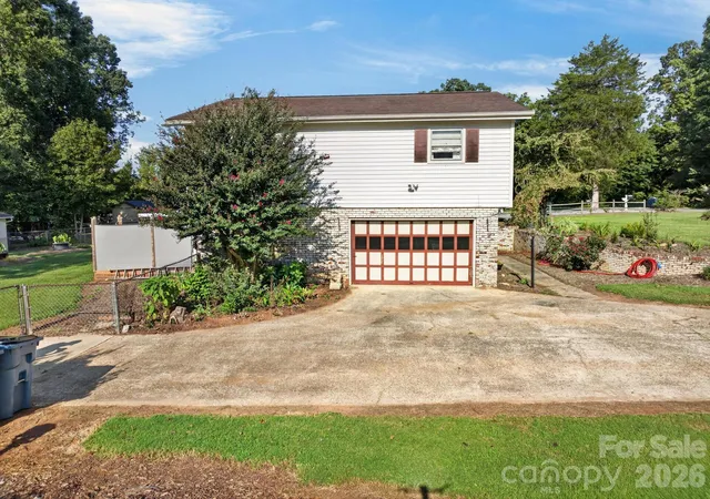 Photo 3 of Single family home for sale at 2661 Tiffany St, Conover, NC 28613 | MLS# 4414689 | Listing updated on 2026-09-17