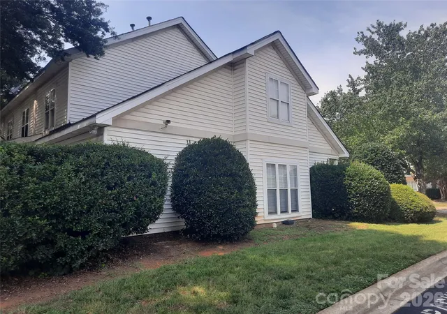 Photo 3 of Townhouse for sale at 6431 Mallard View Ln, Charlotte, NC 28269 | MLS# 4414715 | Listing updated on 2026-09-04