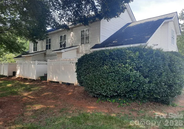 Photo 3 of Townhouse for sale at 6431 Mallard View Ln, Charlotte, NC 28269 | MLS# 4414715 | Listing updated on 2026-09-04