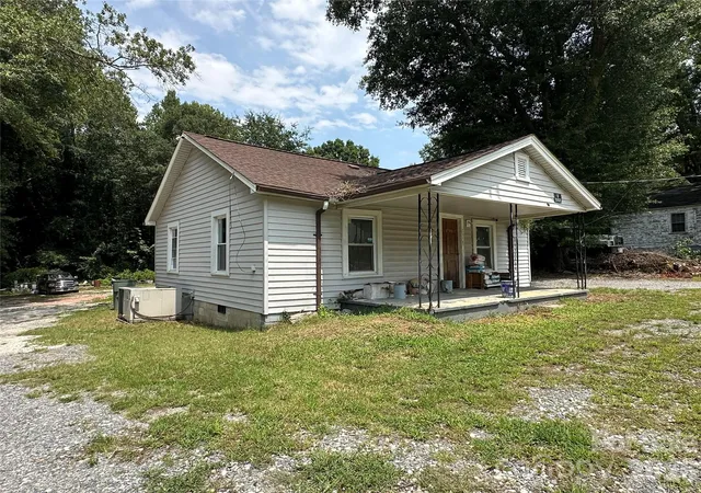 Photo 3 of Single family home for sale at 2518 Crescent Ln, Gastonia, NC 28052 | MLS# 4414760 | Listing updated on 2026-09-30