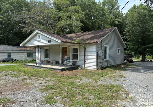 Photo 4 of Single family home for sale at 2518 Crescent Ln, Gastonia, NC 28052 | MLS# 4414760 | Listing updated on 2026-09-30