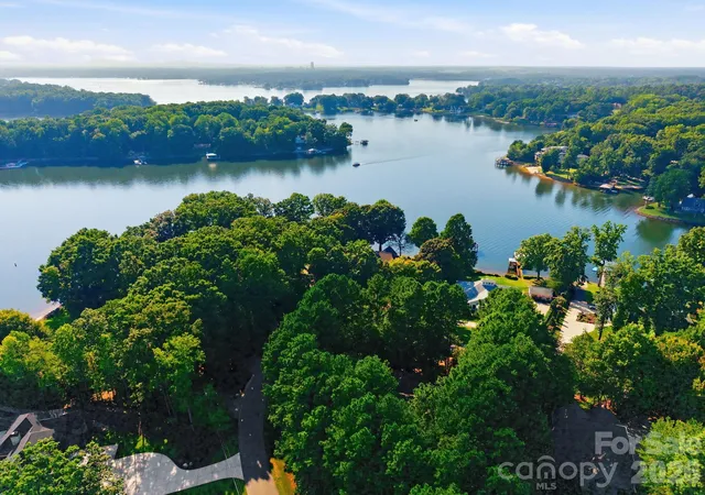 Photo 3 of Single family home for sale at 316 Riverwood Rd, Mooresville, NC 28117 | MLS# 4414932 | Listing updated on 2026-09-23