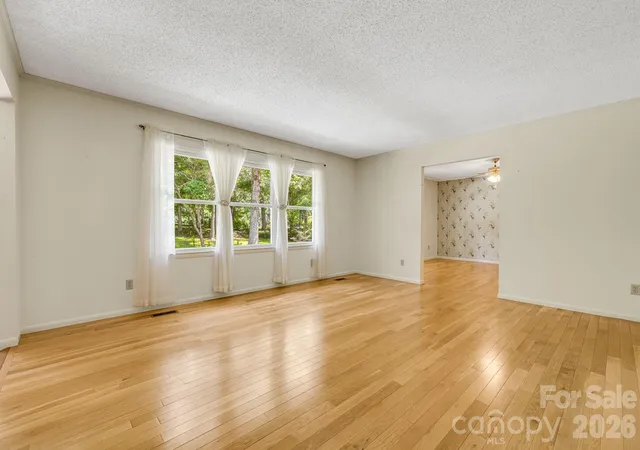 Photo 4 of Single family home for sale at 11 E Ridgeway Dr, Weaverville, NC 28787 | MLS# 4414965 | Listing updated on 2026-09-20