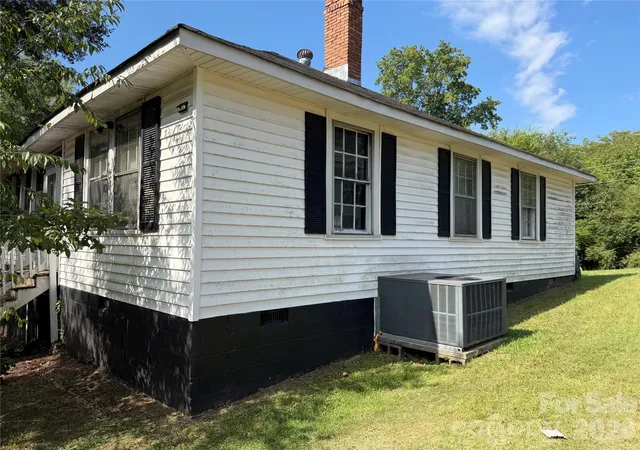 Photo 2 of Single family home for sale at 77 Franklin St, Wadesboro, NC 28170 | MLS# 4415003 | Listing updated on 2026-10-22