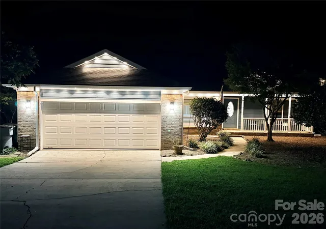 Photo 2 of Single family home for sale at 6836 Pin Oak Ct, Charlotte, NC 28226 | MLS# 4415035 | Listing updated on 2026-09-01