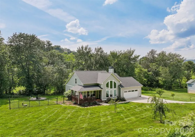 Photo 2 of Single family home for sale at 31 Baby Bear Cvs, Clyde, NC 28721 | MLS# 4415038 | Listing updated on 2026-09-06