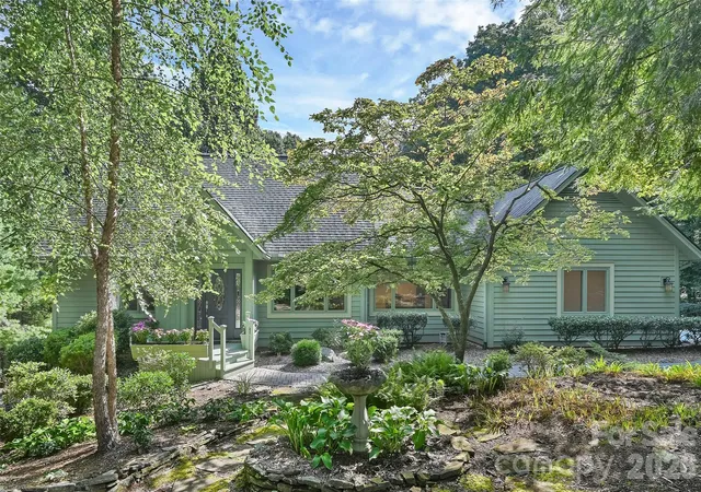 Photo 2 of Single family home for sale at 3 Rodney Ct, Flat Rock, NC 28731 | MLS# 4415085 | Listing updated on 2026-09-16