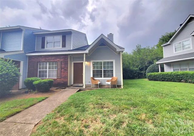 1st image of 3840 Mosscroft Ln, Charlotte, NC 28215 | MLS# 4415146