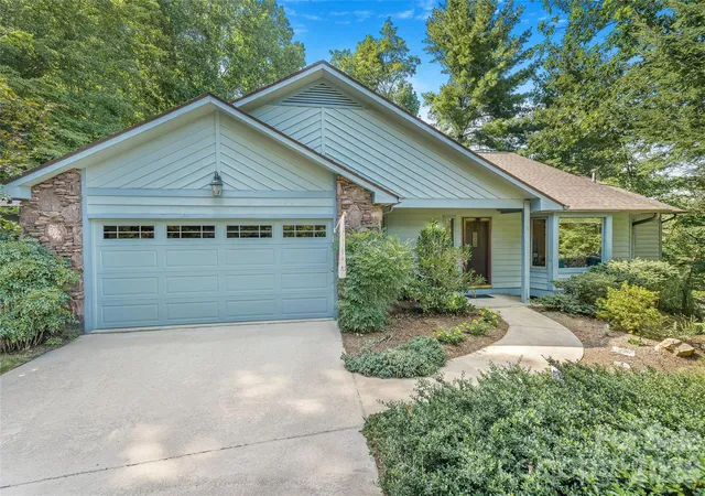 Photo 1 of Single family home for sale at 31 Hillcreek Dr, Asheville, NC 28804 | MLS# 4415150 | Listing updated on 2026-10-05