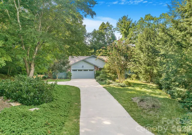 Photo 3 of Single family home for sale at 31 Hillcreek Dr, Asheville, NC 28804 | MLS# 4415150 | Listing updated on 2026-10-05