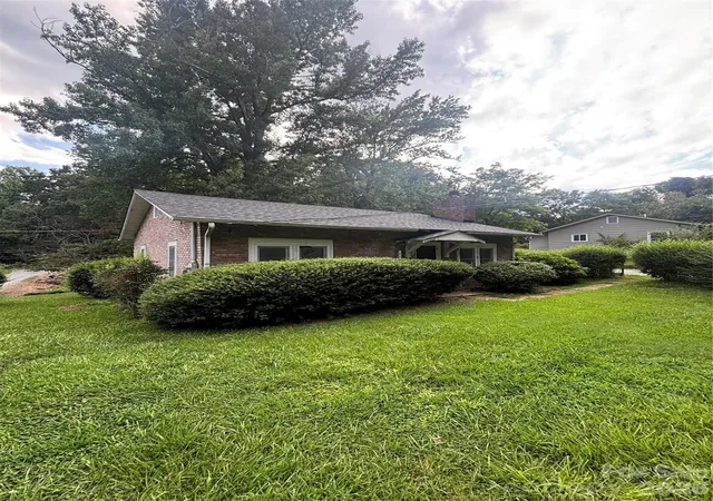 Photo 1 of Single family home for sale at 40 Beaver St, Tryon, NC 28782 | MLS# 4415239 | Listing updated on 2026-09-07