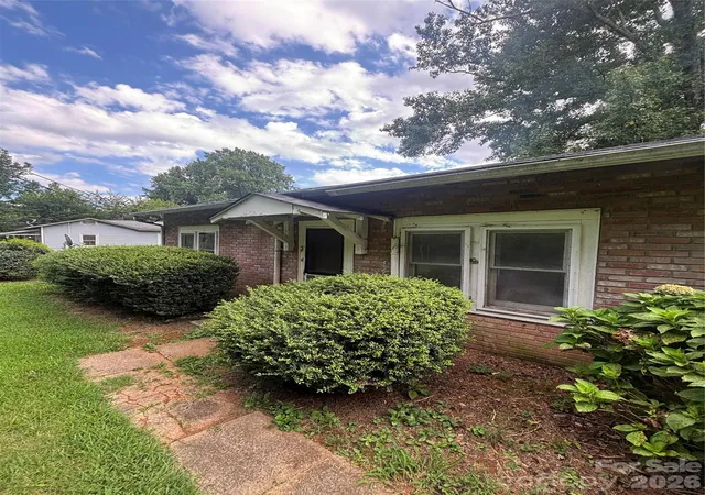 Photo 2 of Single family home for sale at 40 Beaver St, Tryon, NC 28782 | MLS# 4415239 | Listing updated on 2026-09-07