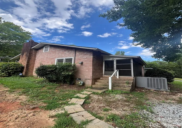 Photo 3 of Single family home for sale at 40 Beaver St, Tryon, NC 28782 | MLS# 4415239 | Listing updated on 2026-09-07