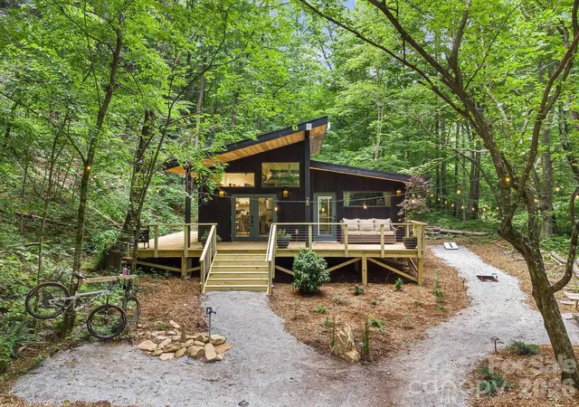 Photo 3 of Single family home for sale at 317 Twinbrook Ln, Maggie Valley, NC 28751 | MLS# 4415248 | Listing updated on 2026-08-19