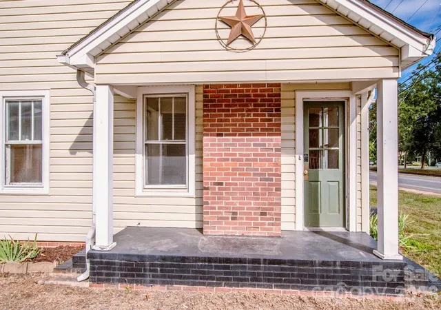 Photo 3 of Single family home for sale at 19641 S Main St, Cornelius, NC 28031 | MLS# 4415257 | Listing updated on 2026-10-07