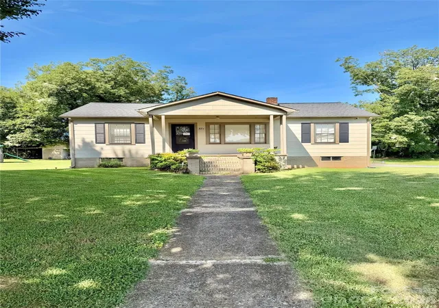 Photo 3 of Single family home for sale at 371 Sulphur Springs Rd, Hiddenite, NC 28636 | MLS# 4415314 | Listing updated on 2026-08-21
