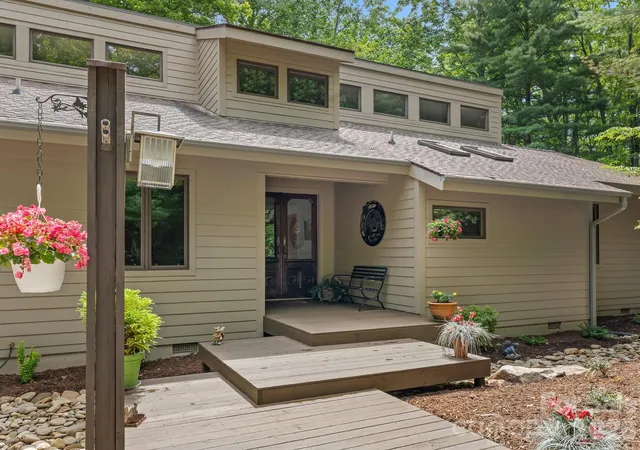 Photo 3 of Single family home for sale at 1370 Salola Ln, Brevard, NC 28712 | MLS# 4415333 | Listing updated on 2026-09-02