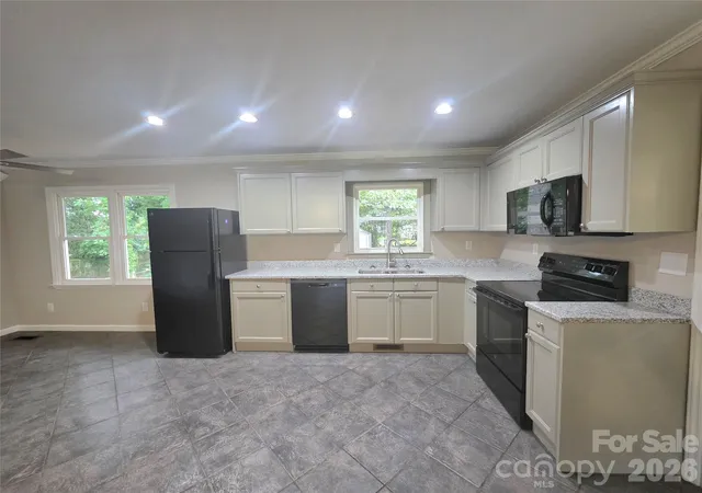 Photo 3 of Single family home for sale at 733 Crestwood Ave, Gastonia, NC 28054 | MLS# 4415375 | Listing updated on 2026-09-25