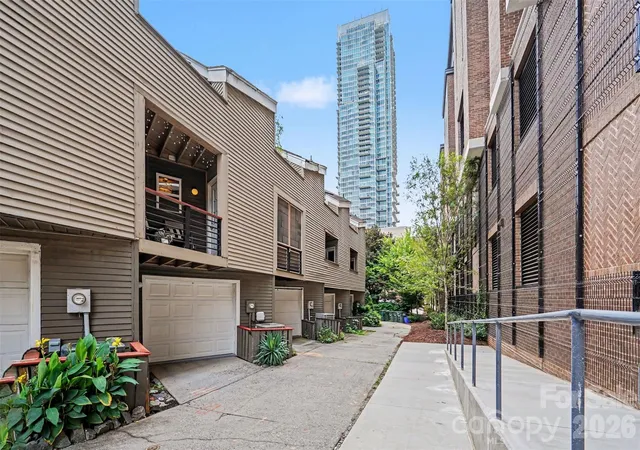 2nd image of 415 W 7Th St, Charlotte, NC 28202