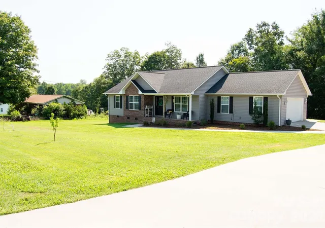 Photo 3 of Single family home for sale at 2422 23rd Street Dr Ne, Hickory, NC 28601 | MLS# 4415454 | Listing updated on 2026-08-19