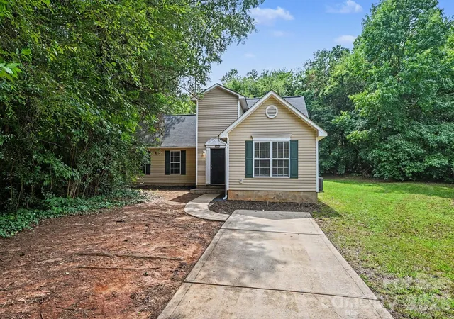 Photo 2 of Single family home for sale at 302 Touch Me Not Ln, Charlotte, NC 28216 | MLS# 4415487 | Listing updated on 2026-08-21