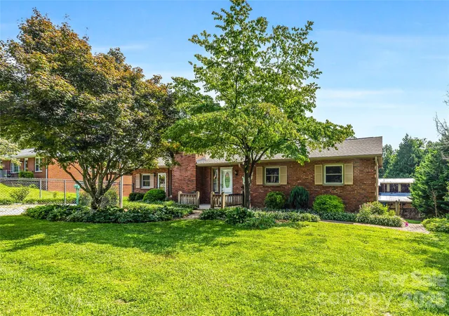 Photo 1 of Single family home for sale at 708 Loop Rd, Hendersonville, NC 28792 | MLS# 4415625 | Listing updated on 2026-09-27