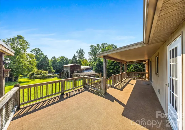 Photo 3 of Single family home for sale at 708 Loop Rd, Hendersonville, NC 28792 | MLS# 4415625 | Listing updated on 2026-09-27
