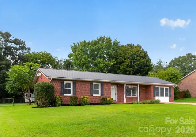 Photo 3 of Single family home for sale at 2504 Ashford Dr, Newton, NC 28658 | MLS# 4415630 | Listing updated on 2026-10-16
