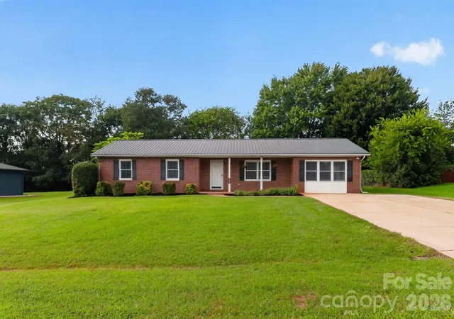 Photo 3 of Single family home for sale at 2504 Ashford Dr, Newton, NC 28658 | MLS# 4415630 | Listing updated on 2026-10-16
