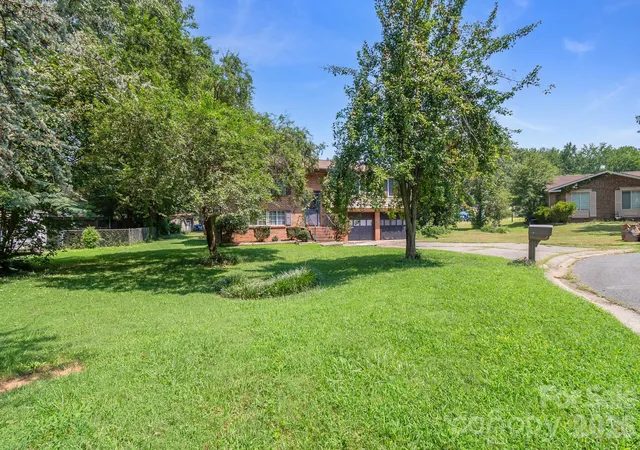 Photo 3 of Sale Pending at 6204 Turtle Neck Ln, Charlotte, NC 28227 | MLS# 4415648 | Listing updated on 2026-08-25