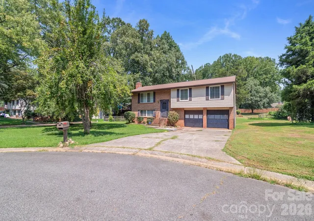 Photo 3 of Sale Pending at 6204 Turtle Neck Ln, Charlotte, NC 28227 | MLS# 4415648 | Listing updated on 2026-08-25
