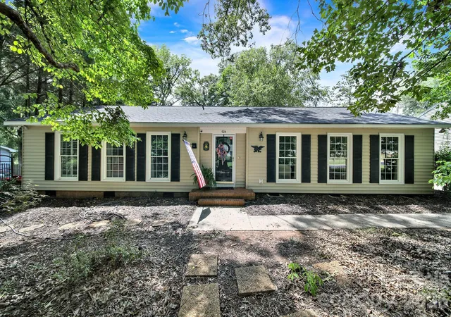 Photo 1 of Single family home for sale at 924 Glenshannon Rd, Matthews, NC 28105 | MLS# 4415656 | Listing updated on 2026-08-21