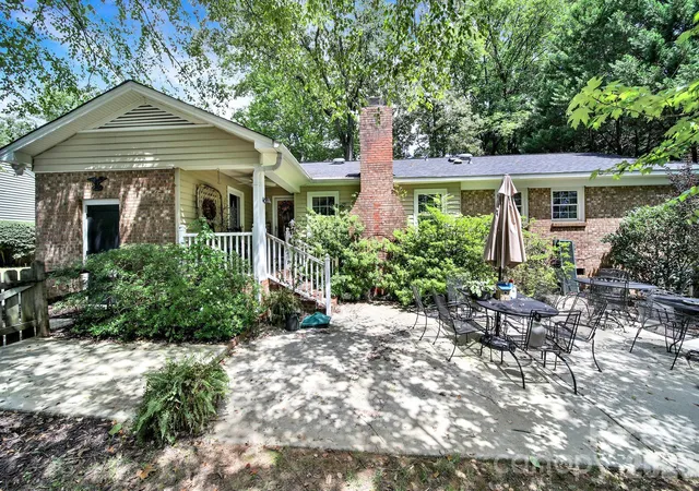 Photo 2 of Single family home for sale at 924 Glenshannon Rd, Matthews, NC 28105 | MLS# 4415656 | Listing updated on 2026-08-21