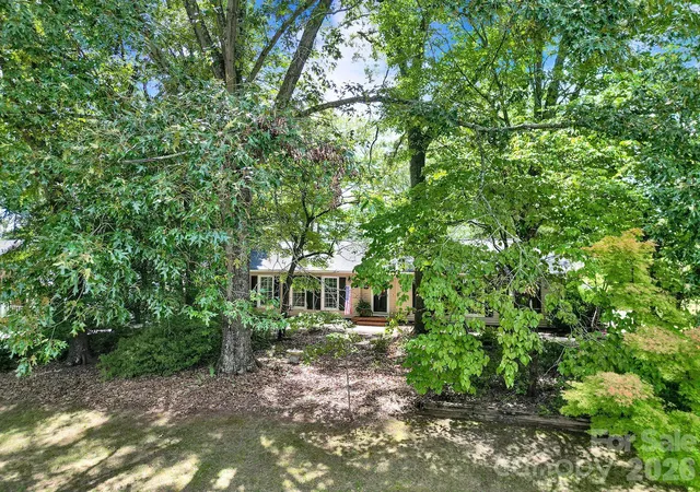 Photo 3 of Single family home for sale at 924 Glenshannon Rd, Matthews, NC 28105 | MLS# 4415656 | Listing updated on 2026-08-21